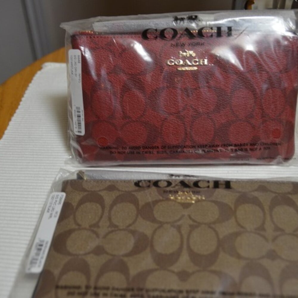 COACH  NEW  Tan  Wallet